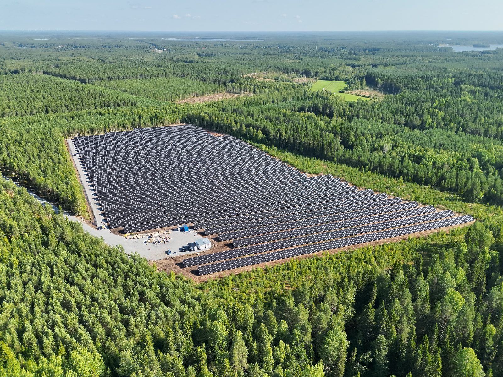 OK Aurinkovoiman aurinkopuisto otettu käyttöön Iissä